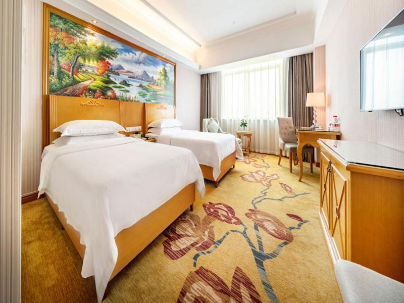 Vienna Hotel Banxuegang Road Shenzhen Exterior photo