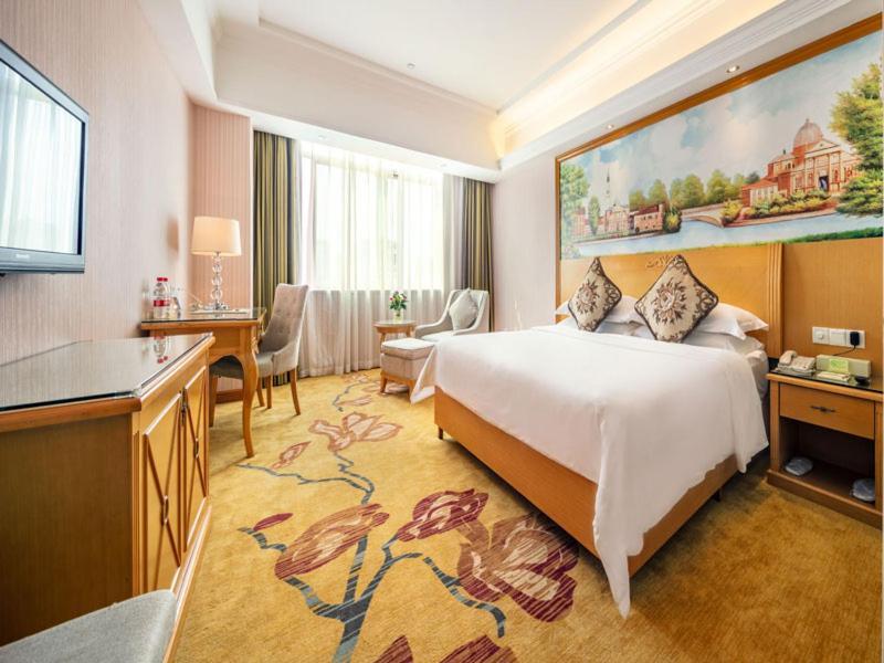 Vienna Hotel Banxuegang Road Shenzhen Exterior photo